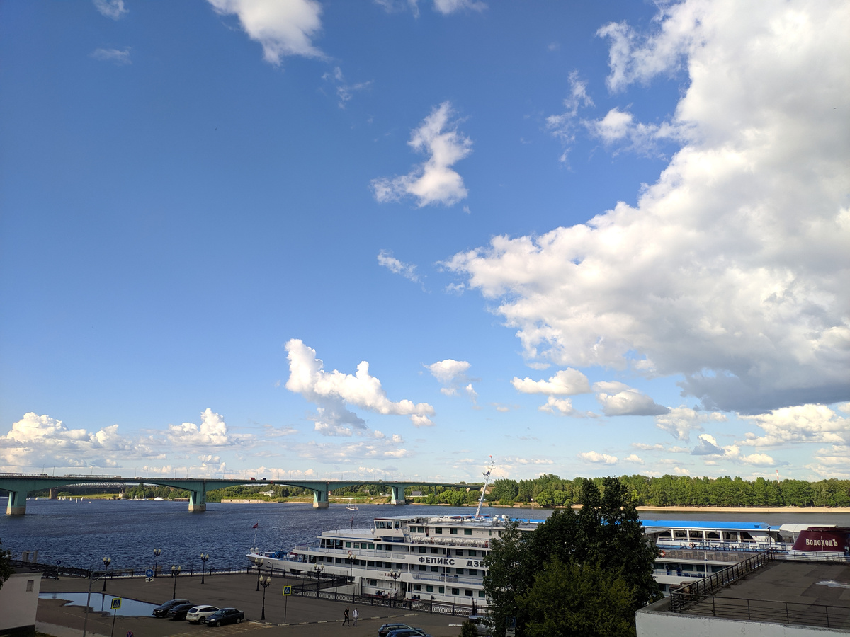 Мотайте фото кнопкой справа