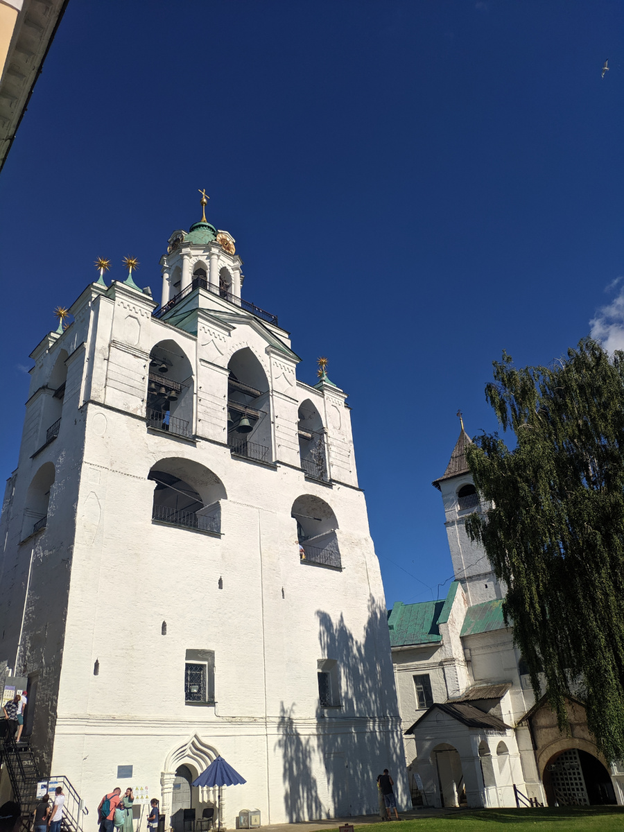 Мотайте фото кнопкой справа