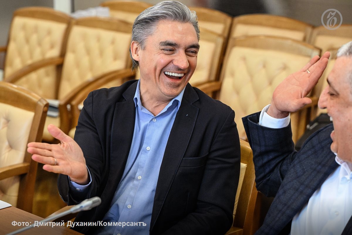 Заместитель председателя комитета Госдумы по информационной политике, информационным технологиям и связи Андрей Свинцов (слева) на круглом столе «Медиативная функция общественных объединений при урегулировании спорных вопросов в сфере интернета»