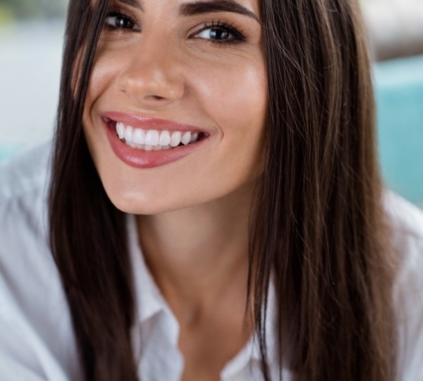 «Виниры портят зубы»: разбор главного страха и гид по уходу за улыбкой мечты