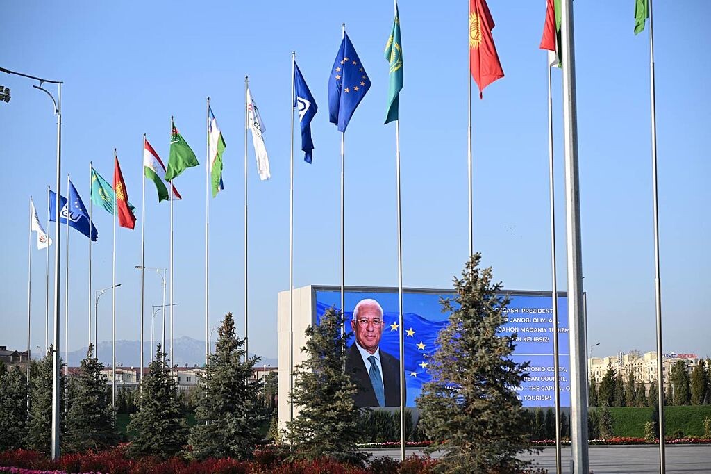Флаги стран, участвующих в первом саммите ЕС и Средней Азии в Самарканде, Узбекистан, 3 апреля 2025 года. (Фото: Правительство Узбекистана/Anadolu через Getty Images)