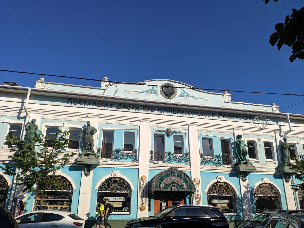 Мотайте фото кнопкой справа
