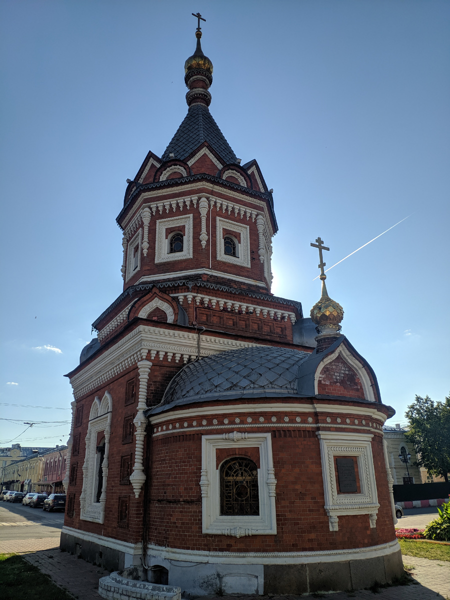 Мотайте фото кнопкой справа