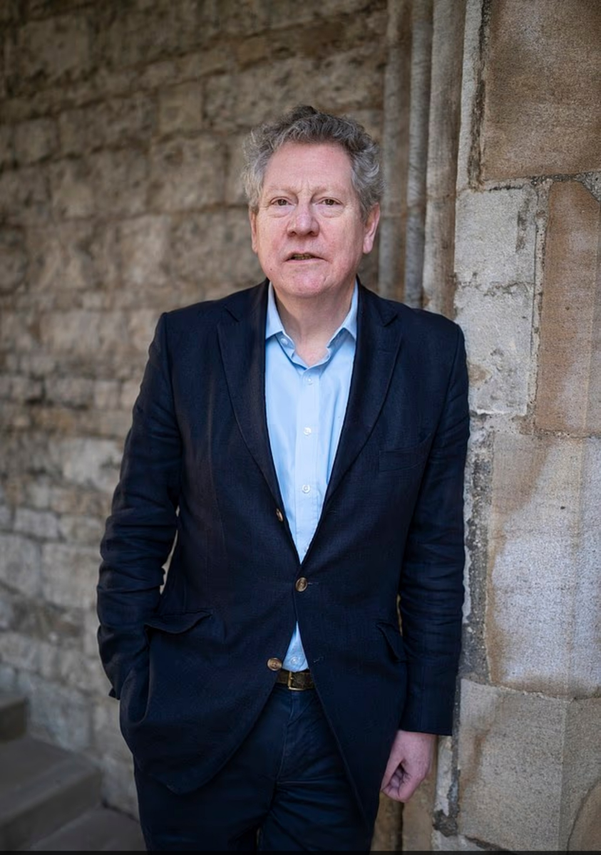 Вчера на Оксфордском литературном фестивале был сфотографирован королевский биограф Эндрю Лоуни.