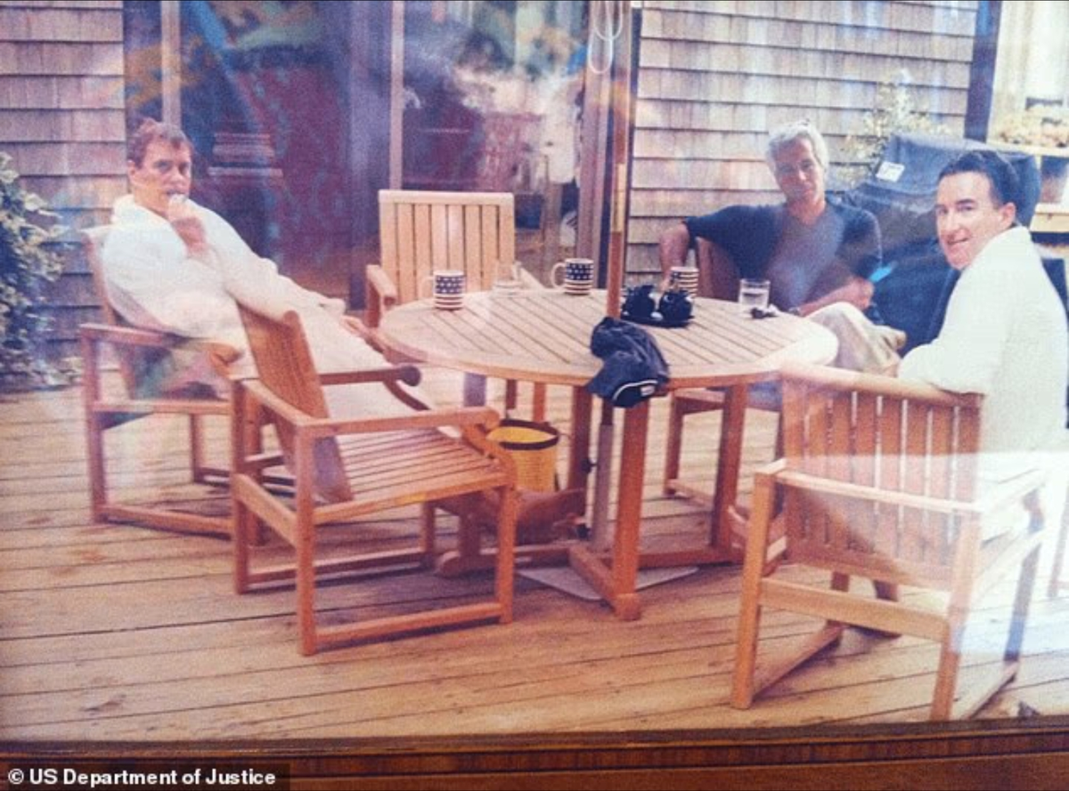 Фотография из архива Эпштейна, на которой Эндрю Маунтбаттен-Виндзор (слева) и лорд Питер Мандельсон запечатлены в халатах рядом с финансистом-педофилом Джеффри Эпштейном (в центре).