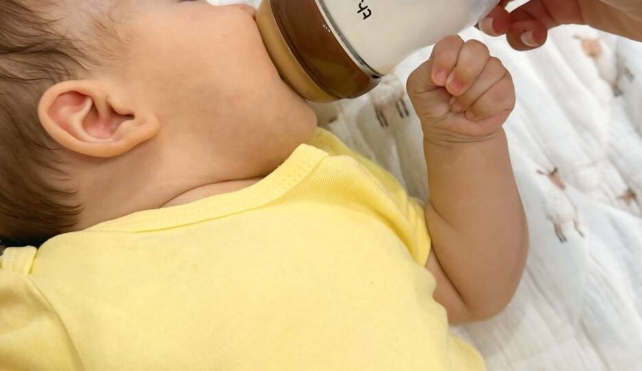 От груди до общего стола: как не перекормить ребёнка в первые три года жизни