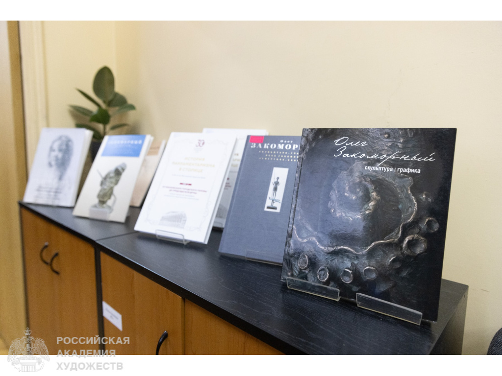 Фрагмент экспозиции «Звезды над Байкалом» Олега Закоморного в библиотеке РАХ. Фото: Виктор Берёзкин, пресс-служба РАХ.