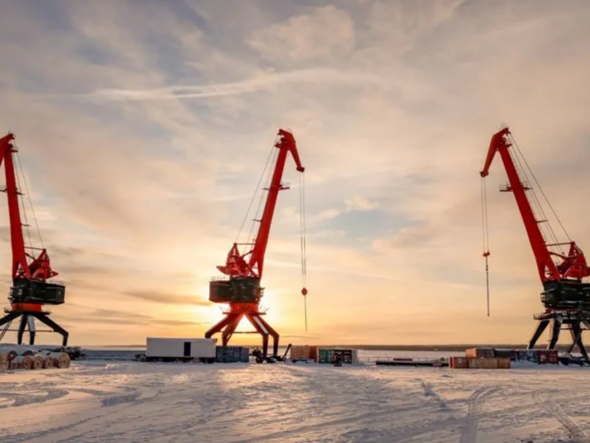    Обской причал в Лабытнанги с видом на портальные краны