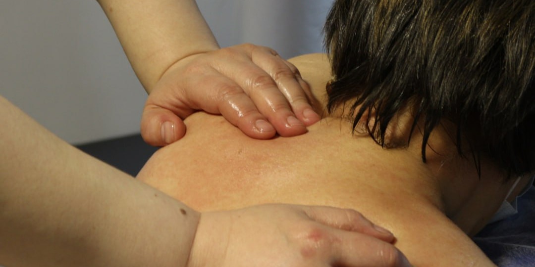 Массаж часто воспринимают как что-то расслабляющее, приятное, но необязательное