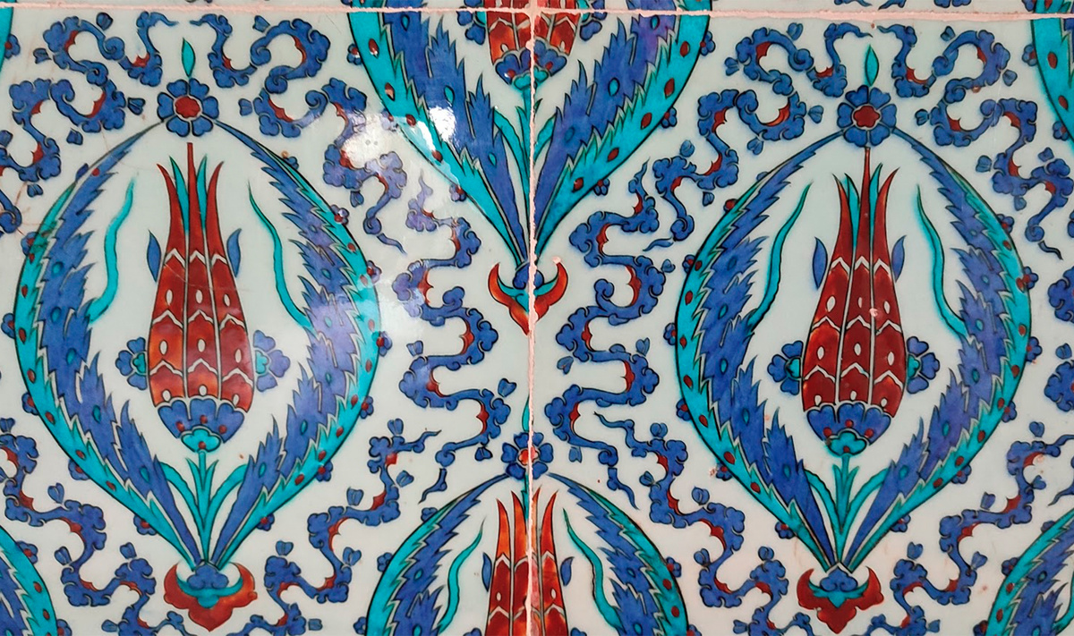 Изникская плитка с традиционным красным тюльпаном, лепестки которого напоминают заострённые клинки.Фото: Мария Вихрева