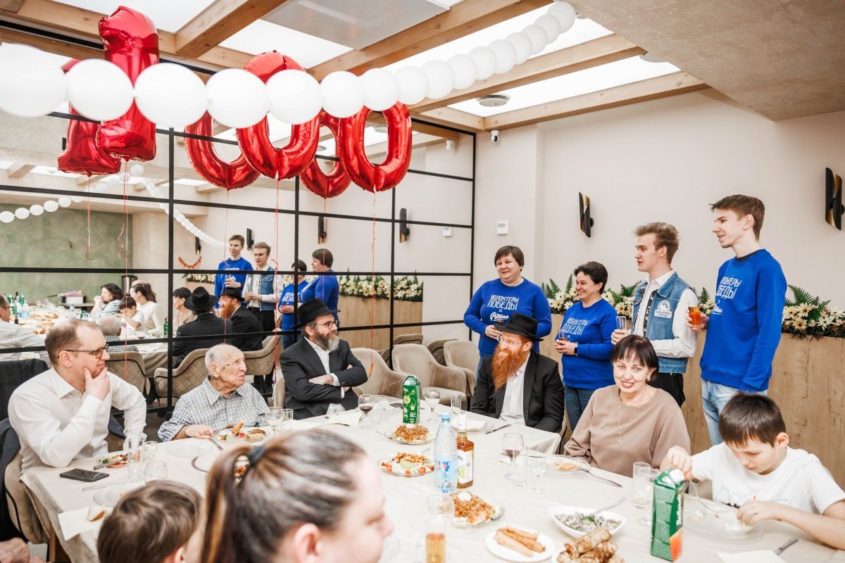    Волонтёры Победы поздравили ветерана Давида Бергера со 100-летием