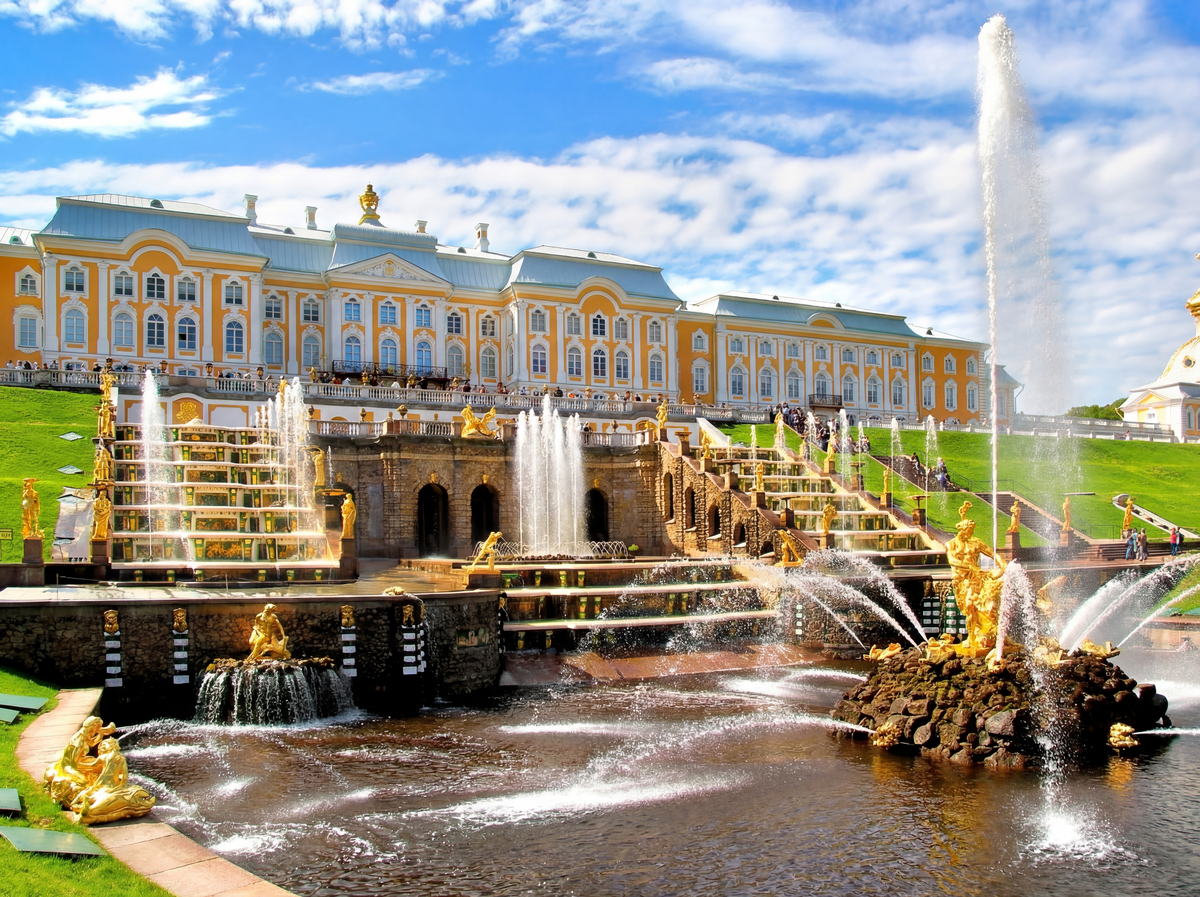 Петергоф (с 1944 по 1997 год — Петродворец) — дворцово-парковый ансамбль в пригороде Санкт-Петербурга. Расположен на южном берегу Финского залива, в 29 км от Санкт-Петербурга.