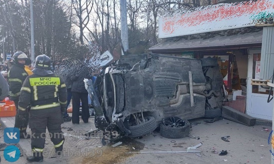 В Гурьевске попавший в ДТП автомобиль вылетел на тротуар и сбил трех пешеходов