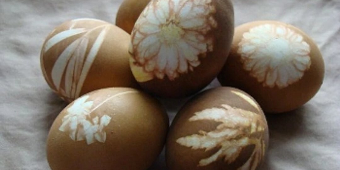 Пасхальный кофе-арт: как покрасить яйца с помощью любимого напитка