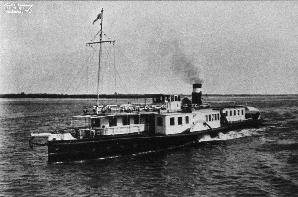 Владимир Сонис впервые стал капитаном на правительственном пароходе «Клара Цеткин». Фото из архива Музея речного флота.