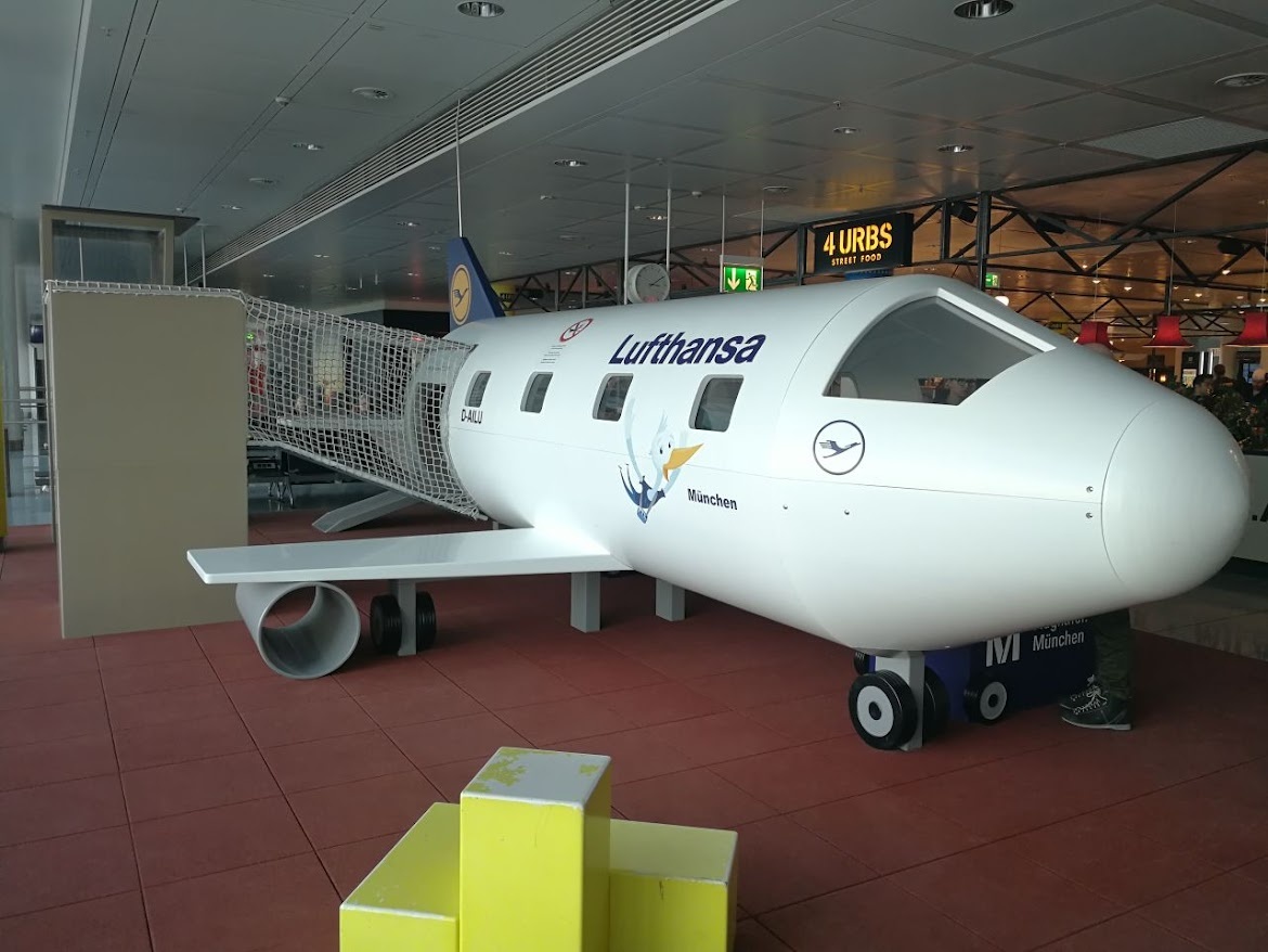 "Эх, вот она окончательная победа эры лоукостеров... А когда-то детские площадки устанавливали и вообще всячески о пассажирах заботились"