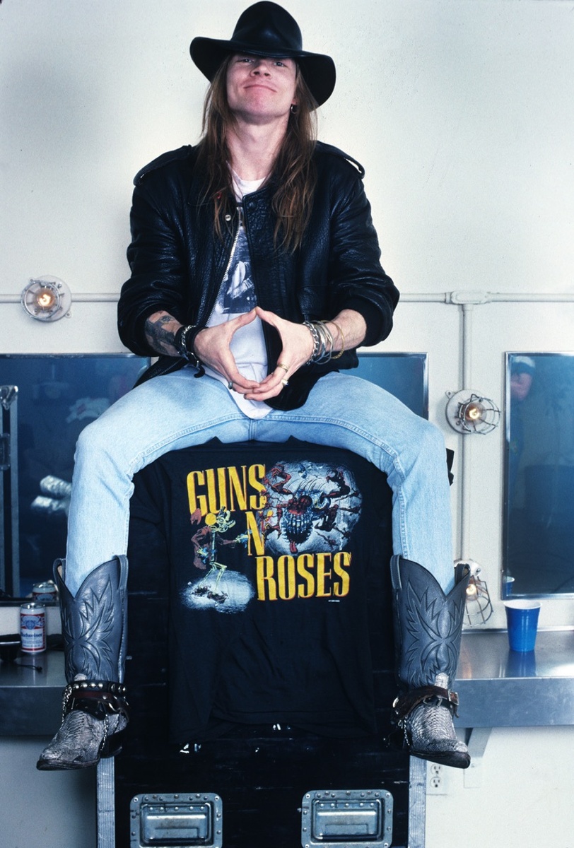 Эксл Роуз с футболкой, на которой изображен оригинальный арт к альбому Appetite for Destruction. 1988 год