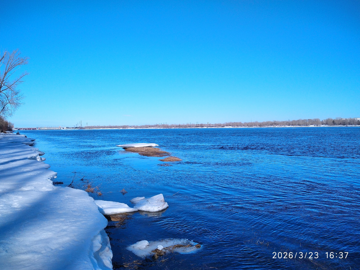вдалеке плотина и г.Чайковский, шлюзы