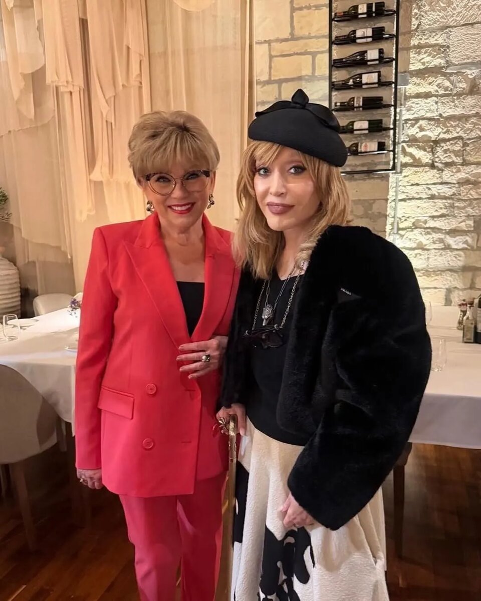 На фото: Алла Пугачева в Лимасоле. Одиночные выходы певицы без обручального кольца стали главным поводом для слухов о разводе.