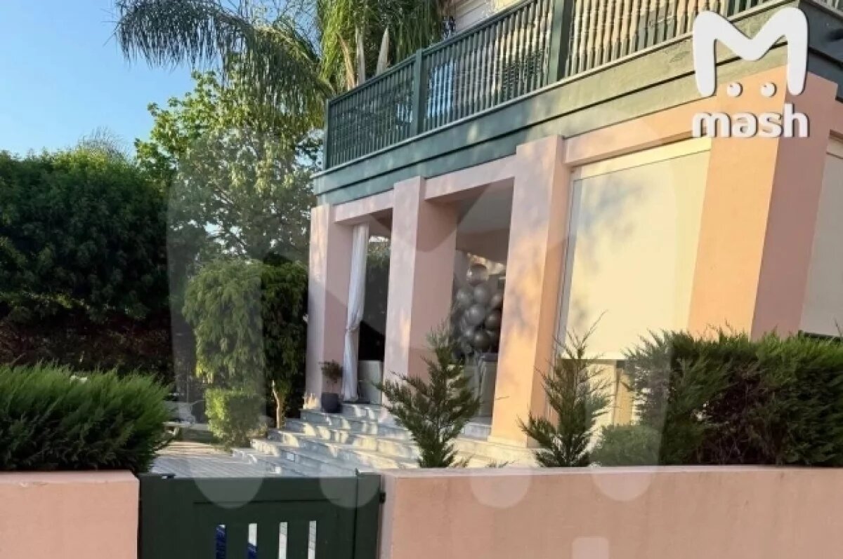 На фото: Роскошный дом в Лимасоле, который может стать новым постоянным местом жительства Примадонны.