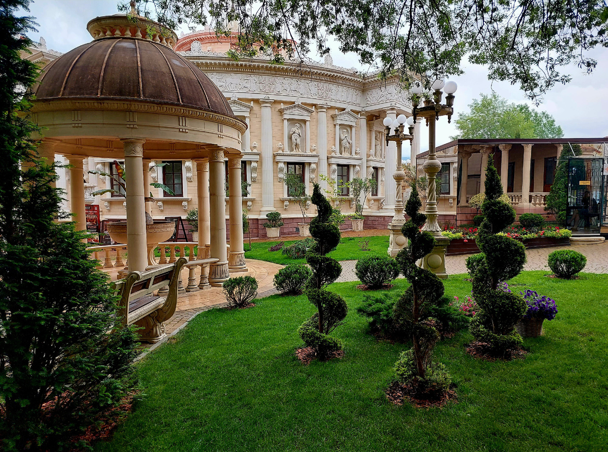 Беседка в саду Старого парка, Кабардинка, фото автора