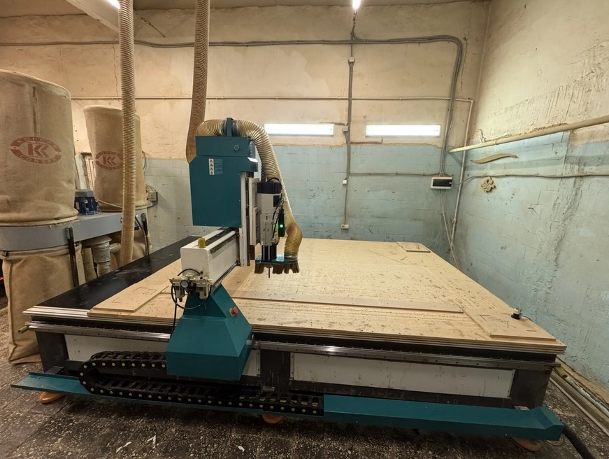 
Область применения

Фрезерный станок с ЧПУ HCM H 2030 ATP-V предназначен для высококачественного фрезерования и гравирования поверхностей деталей и заготовок по плоскости.

Он подходит для обработки древесины любых пород, композитных материалов (ДСП, ДВП, МДФ, фанера и т.д.), «Alucobond», «Dibond», любых полистиролов (в том числе ПВХ и полистиролов с поликарбонатом), гетинакса, искусственного камня, акрилового стекла и оргстекла, модельного пластика и т.п.

