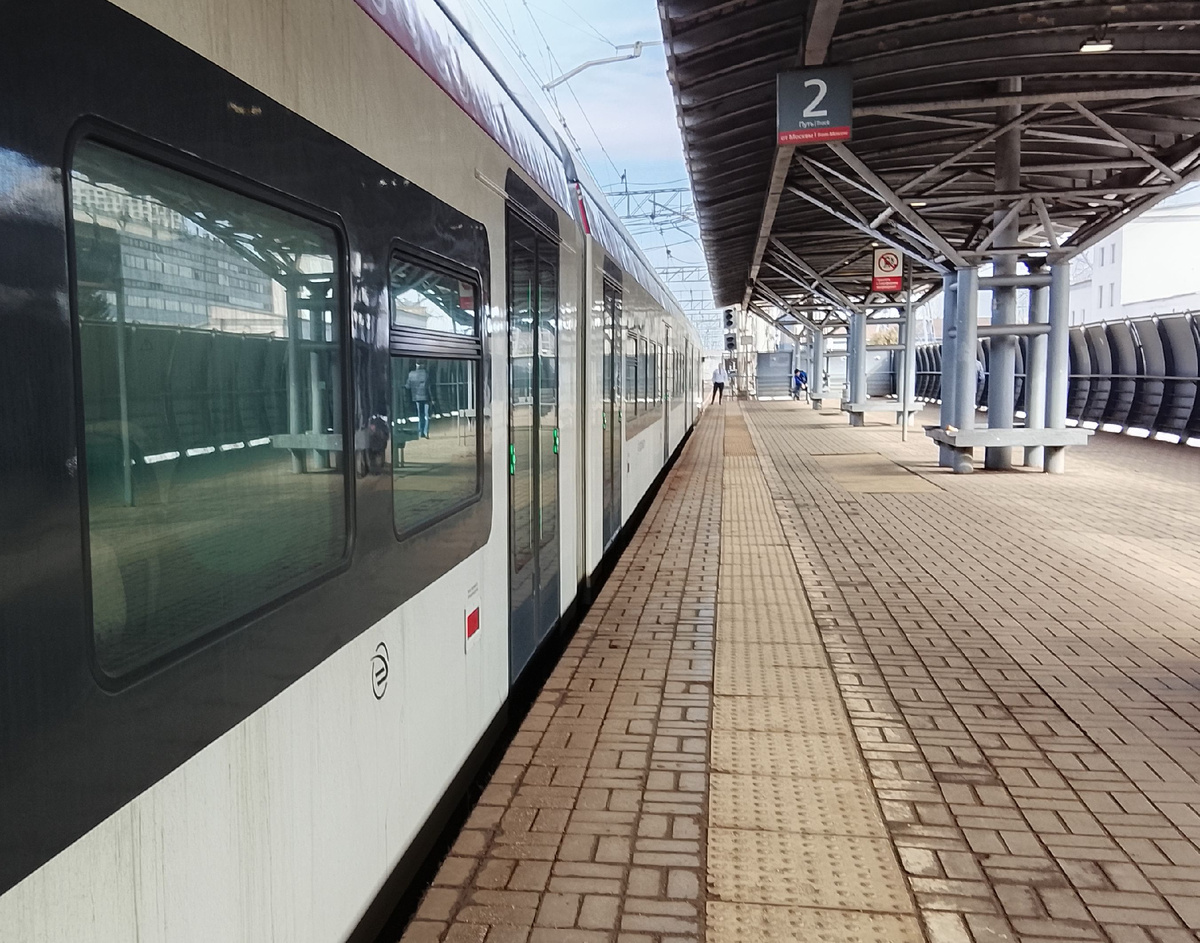 Момент прибытия в пункт моего назначения на Иволге 4.0. Почему-то мне это вот все напомнило станцию Люберцы-1, что на общем участке нашего и Рязанского направлений. 🫣