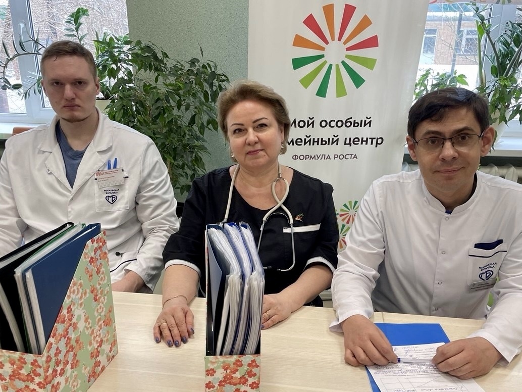 На фото проводят осмотр детский врач-психиатр Степанов Александр Николаевич, ГБУЗ «Научно-практический центр психического здоровья детей и подростков им. Г.Е.Сухаревой Департамента здравоохранения г. Москвы» и детские врачи-психиатры ГБУ «Мой особый семейный центр «Формула роста» Абрамова Ирина Михайловна и Зыков Антон Сергеевич.