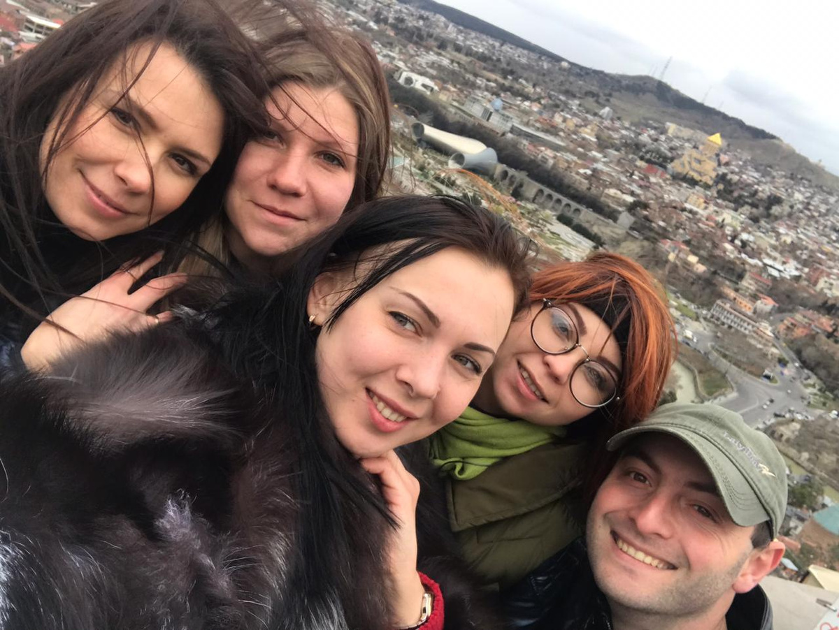 На фото слева направо: Юлия из Лондона, я (Лариса) из Волгограда, Мария из Сочи, Екатерина из Новосибирска и наш гид из Тбилиси