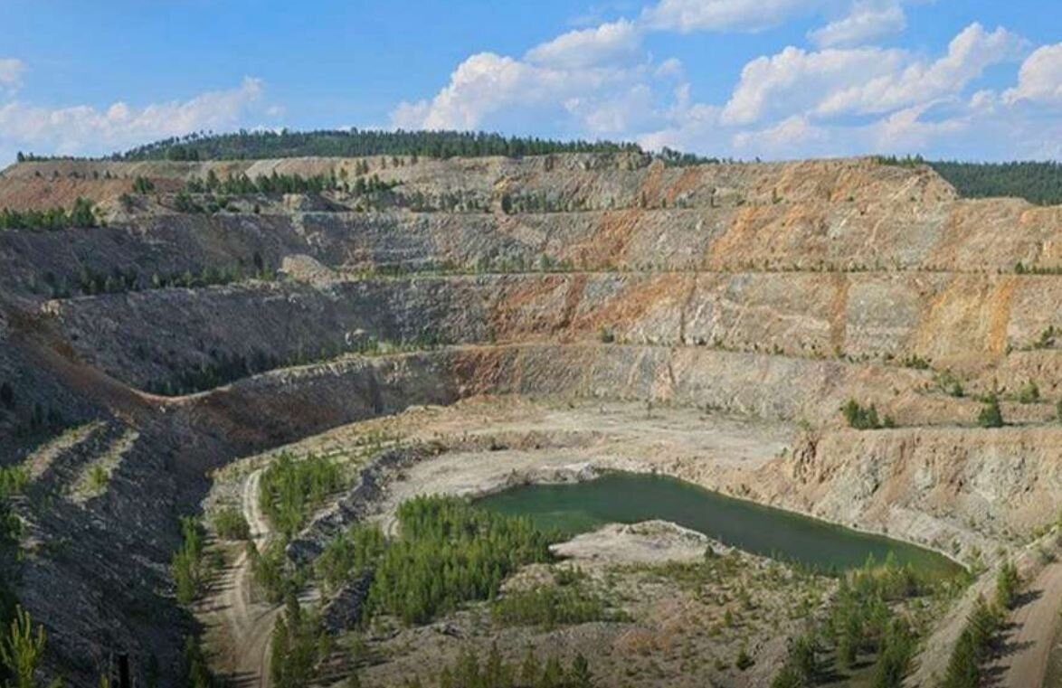 По соглашению с Корпорацией развития Дальнего Востока и Арктики (КРДВ) инвестиции в проект на месторождение «Ермаковское» превысят 10 млрд рублей, средства будут направлены на проведение научных и проектных работ, создание объектов ГОКа и энергетической инфраструктуры. Источник: официальная группа Вконтакте «Россети».