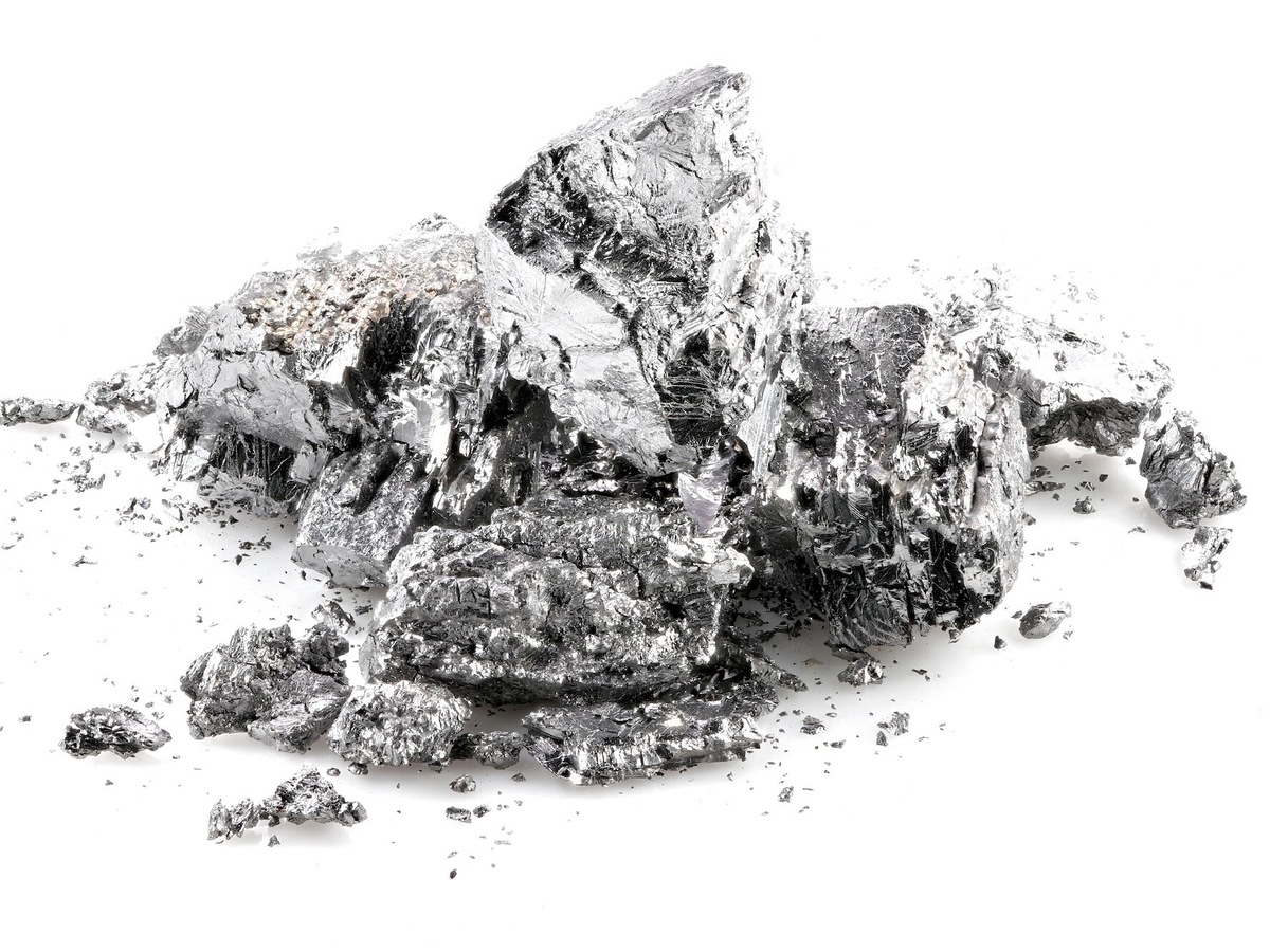 Наиболее острая потребность на отечественном рынке в бериллиевых лигатурах – это промежуточные сплавы, предназначенные для введения бериллия в расплавы цветных металлов, поскольку добавление бериллия в неметаллической форме технологически затруднительно из-за его высокой химической активности и токсичности. Лигатуры позволяют безопасно и точно дозировать бериллий при выплавке бронз, никелевых и алюминиевых сплавов специального назначения. Источник: официальный сайт АО «Корпорация развития Дальнего Востока и Арктики».