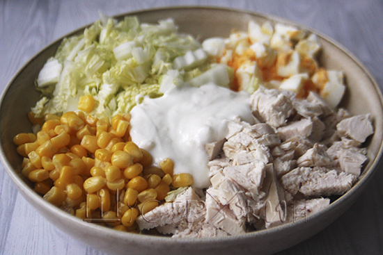 ПП салат с куриным филе, яйцами, консервированной кукурузой и пекинской капустой.