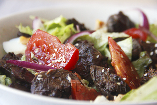 Салат с куриной печенью, полезно и вкусно.