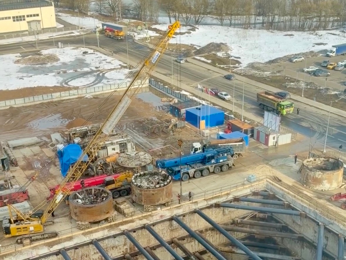 📷 1.1: Завезены элементы тоннелепроходческого комплекса "Натали" для проходки первого тоннеля до 🚇 станции «Кедровая».