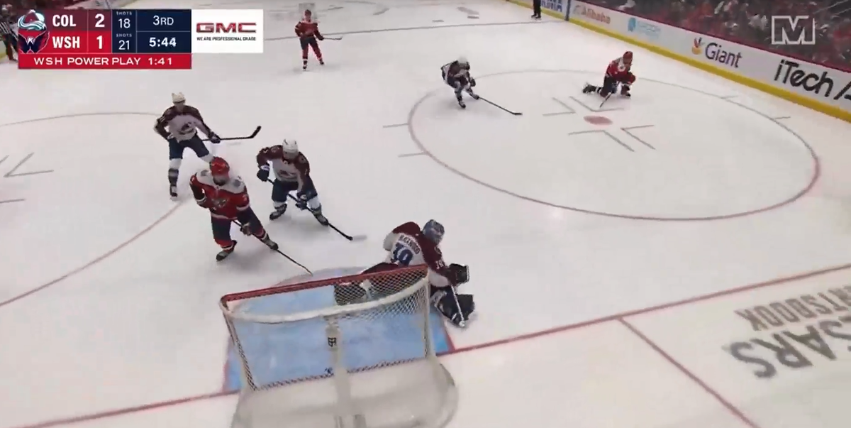 скриншот видеотрансляции, шайба только что влетела в ворота "Колорадо" после броска Овечкина.