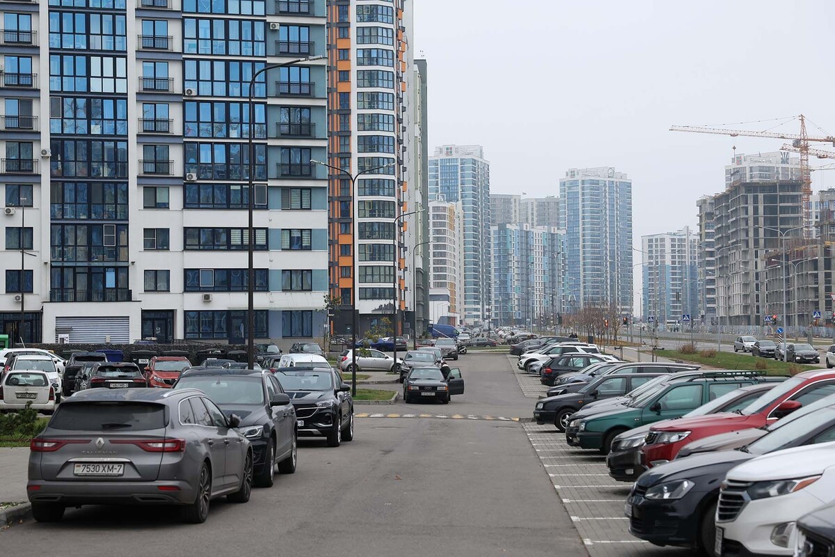  Машины на парковке. © Павел Орловский, Times.by