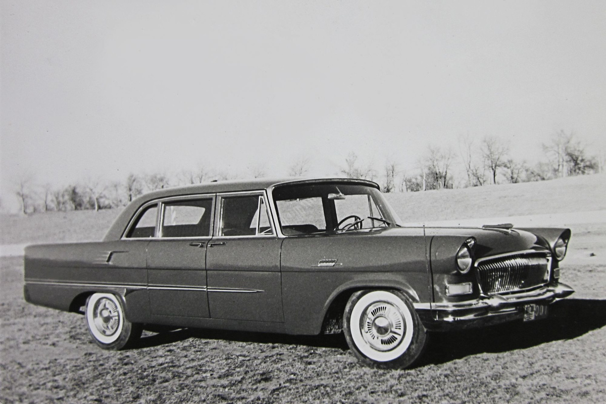 Первый китайский лимузин и первый автомобиль под брендом Хончи. HONGQI CA72