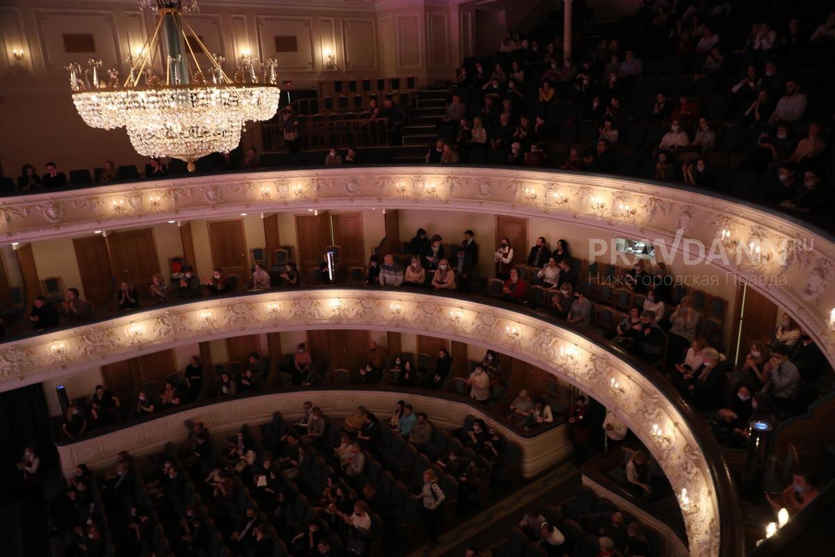    Театры приготовили зрителям премьерные спектакли, открытые репетиции и путешествия за кулисы