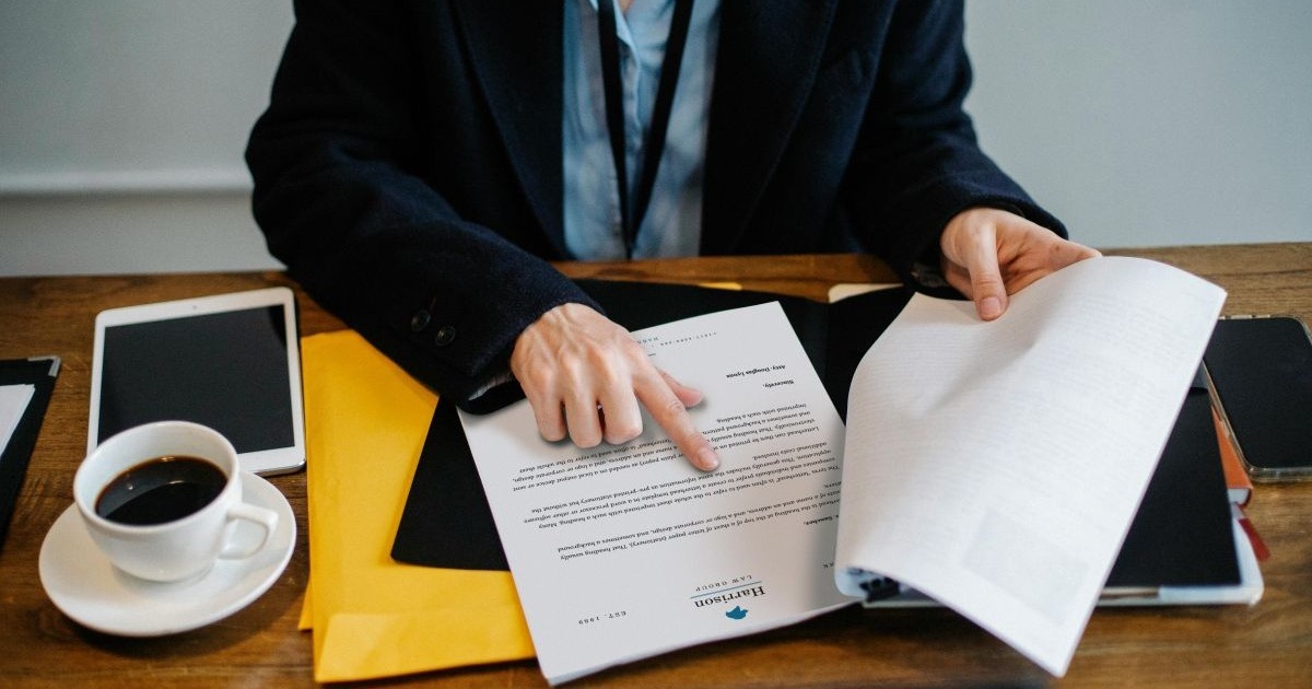 Человек в раздумьях перед договором. 