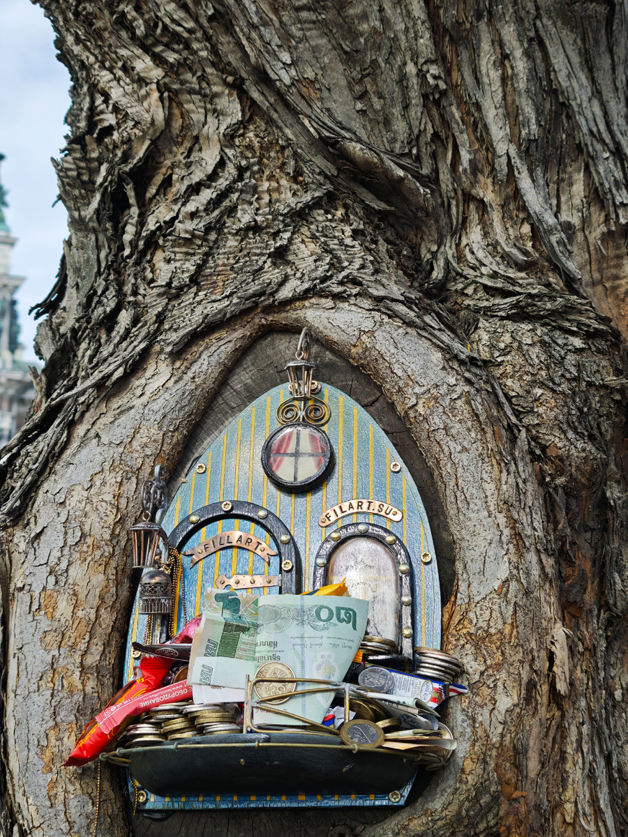 Сказочная дверца у Исаакиевского собора. Фото автора