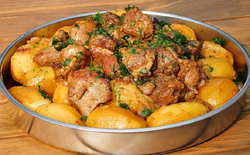 Картошка по-сибирски: домашний рецепт с мясом и луком, который превзойдет шашлык