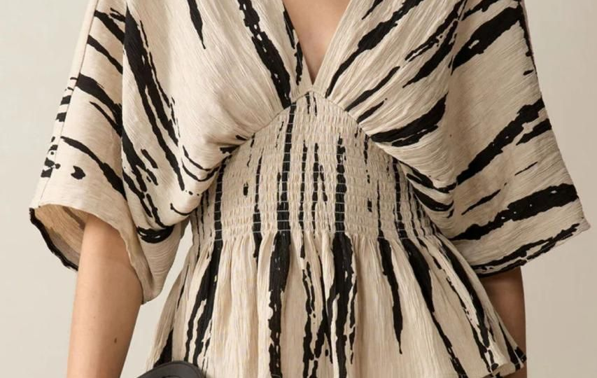 11 модных блузок лета 2026, которые легко сочетать с джинсами, юбками и брюками