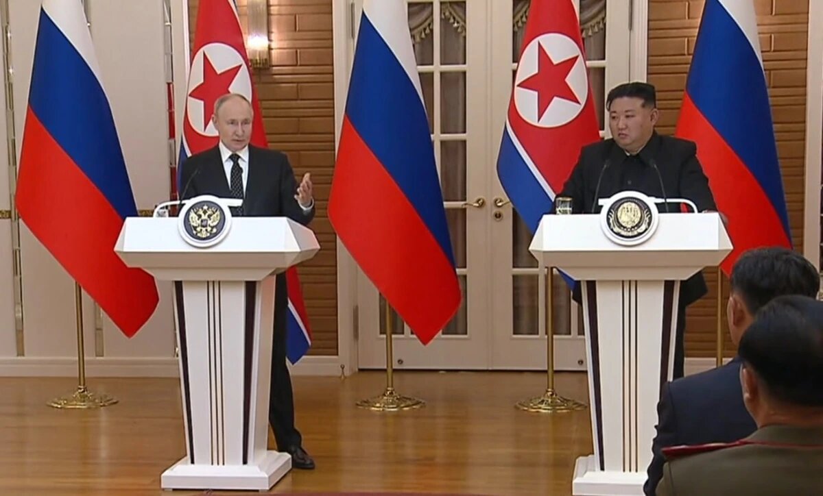    Президент РФ Владимир Путин и Председатель Государственных дел Корейской Народно-Демократической Республики Ким Чен Ын. Скриншот видео пресс-службы Кремля