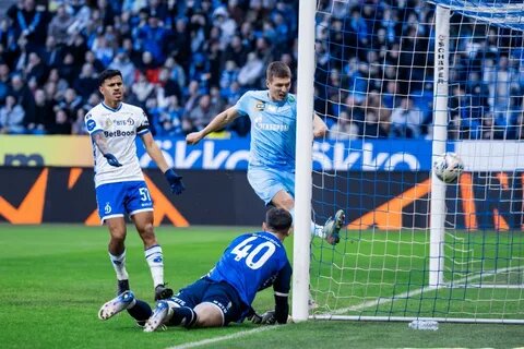 Предъявлять друг другу за ошибки вратарь и защита "Динамо" могли вполне по делу. Фото: https://mediastore.fc-zenit.ru/galleries/24040?page=3