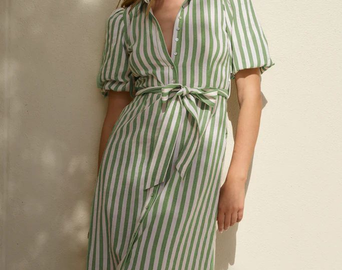 8 летних вещей, которые стилисты советуют убрать из гардероба в 2026 году