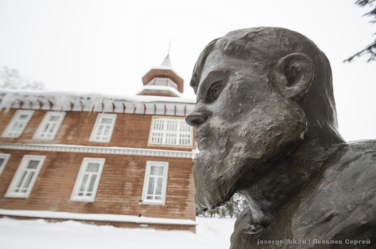 Дом-музей А. Борисова в Красноборском районе Архангельской области. Бюст был поставлен в 1974 году в центре Красноборска, в 80-ее перенесен сюда