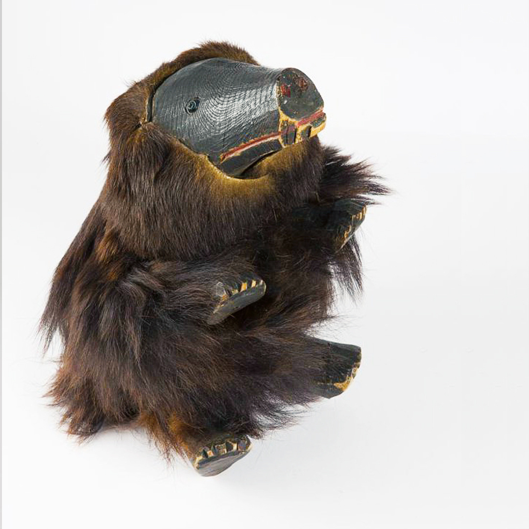 Предмет культа «севохи» – изображение медведя.  Уссурийский край, село Хуту-Датау. Экспонат Российского этнографического музея.