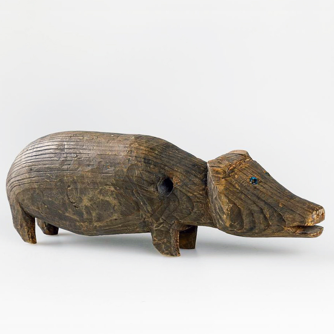 Предмет культа «севохи» – изображение медведя.  Уссурийский край, село Махтуху. Экспонат Российского этнографического музея.