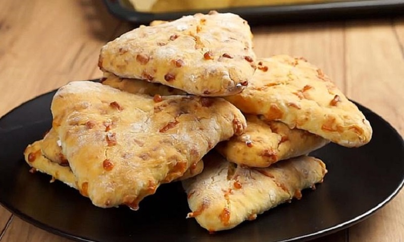 Сырные треугольники на кефире: выпекаем быстрый домашний хлеб с начинкой