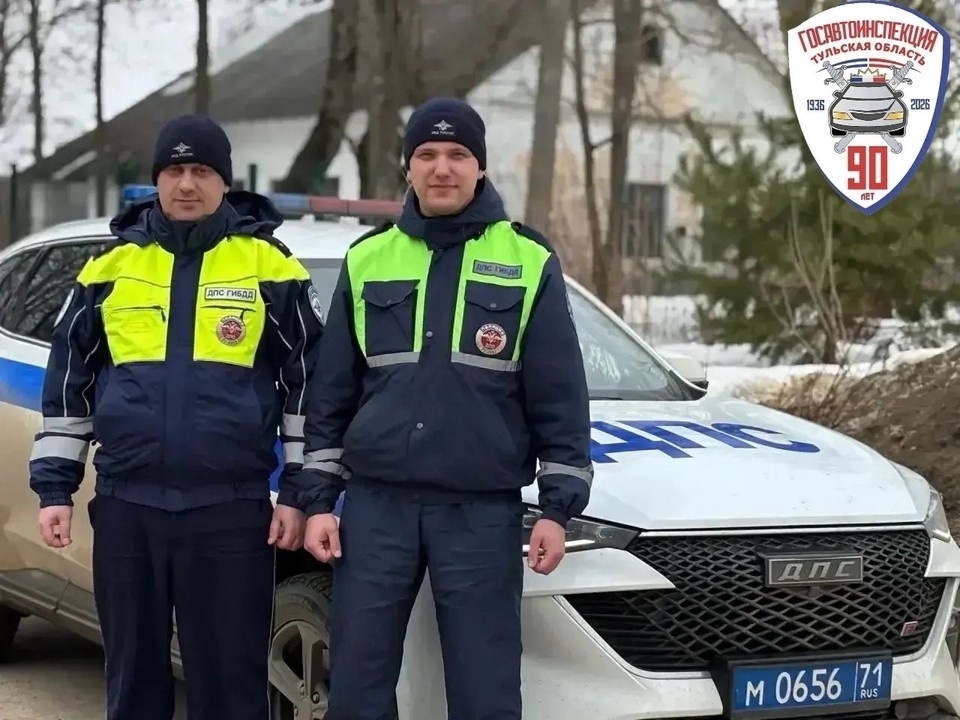    Инспекторы ДПС заметили упавшего на льду мужчину и срочно доставили его в больницу в Щекино Тульской области материалы пресс-служб